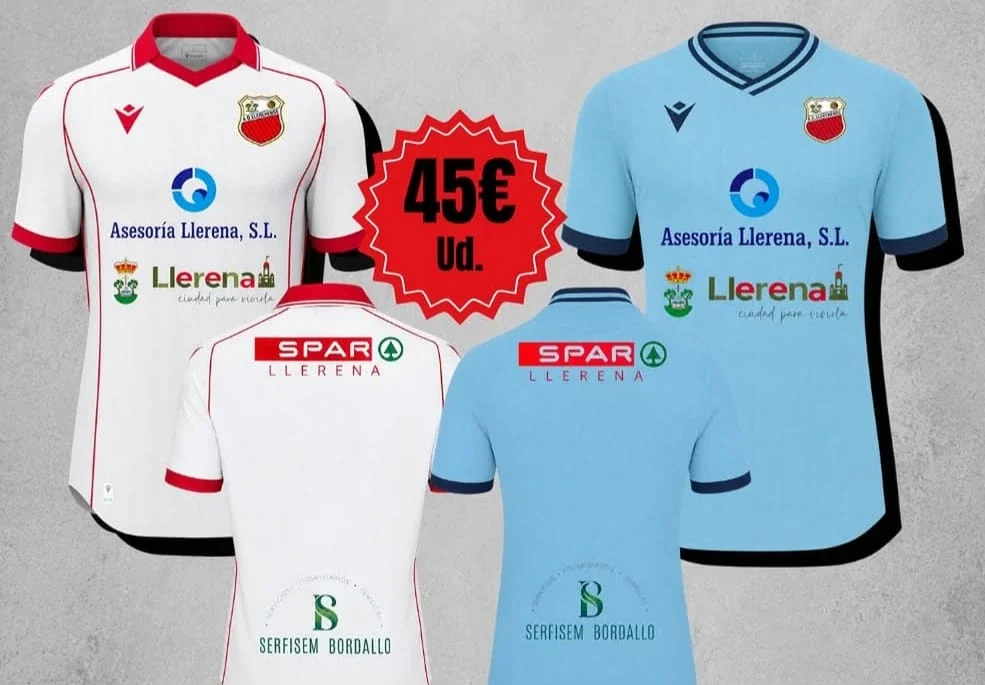 Primera equipación blanca con detalles rojos y segunda equipación celeste de la A.D. Llerenense, por delante y por detrás, con los patrocinadores del club
